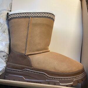 UGG Classic Short Trailgazer Boots - Tan and Brown